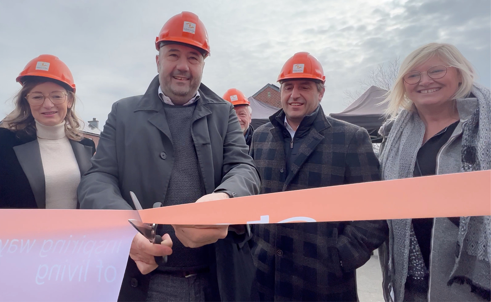 Le ministre Collignon inaugure un chantier de maisons modulaires pour les sinistrés des inondations à Rochefort